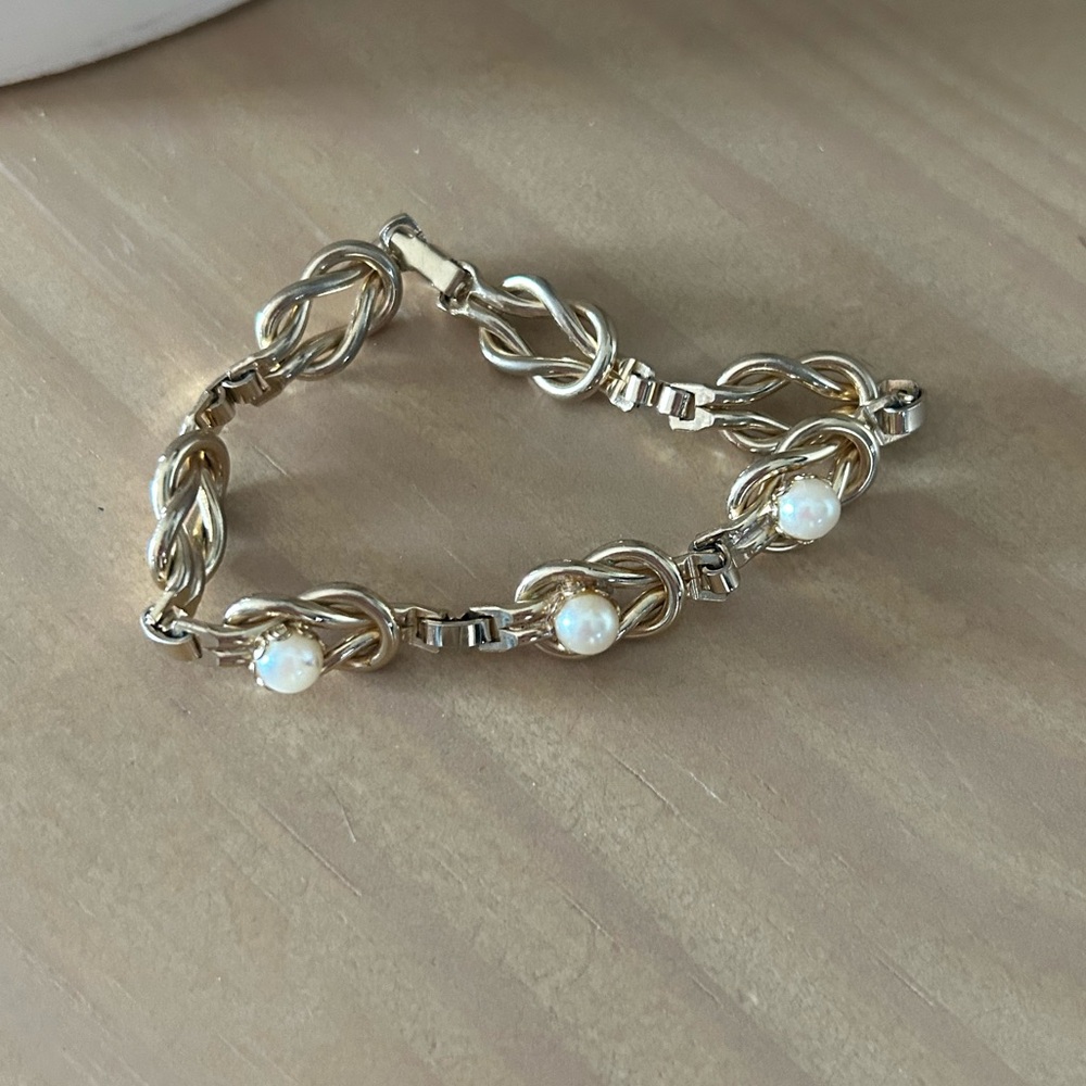 Vintage Gold Tone Lovers Knot Faux Pearl Link Chain Bracelet Elegant